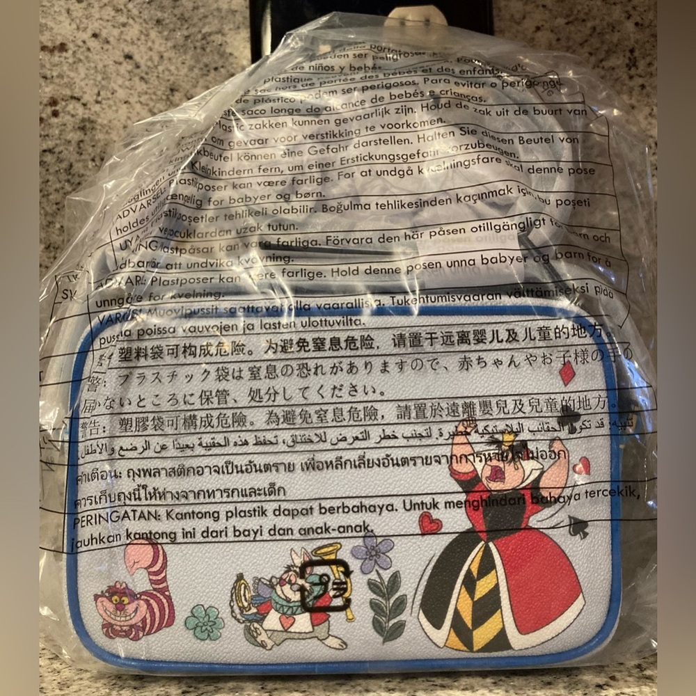 DISNEY ALICE IN WONDERLAND DOONEY & BOURKE CROSSBODY CAMERA BAG 2024 NWT - Picture 7 of 7